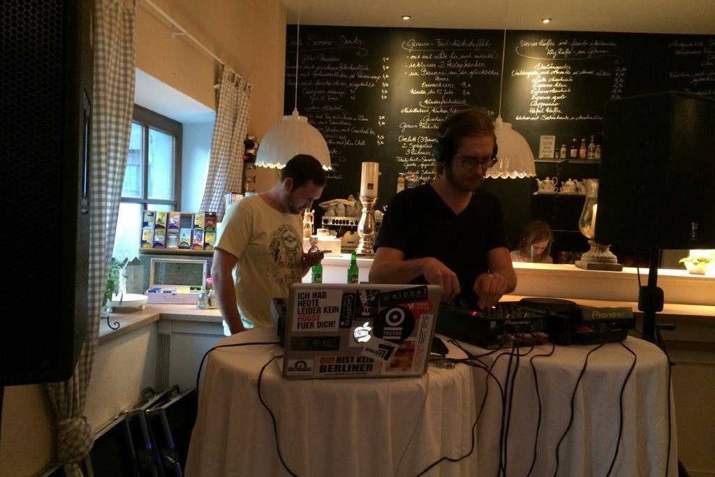 DJ im Cafe Genuss